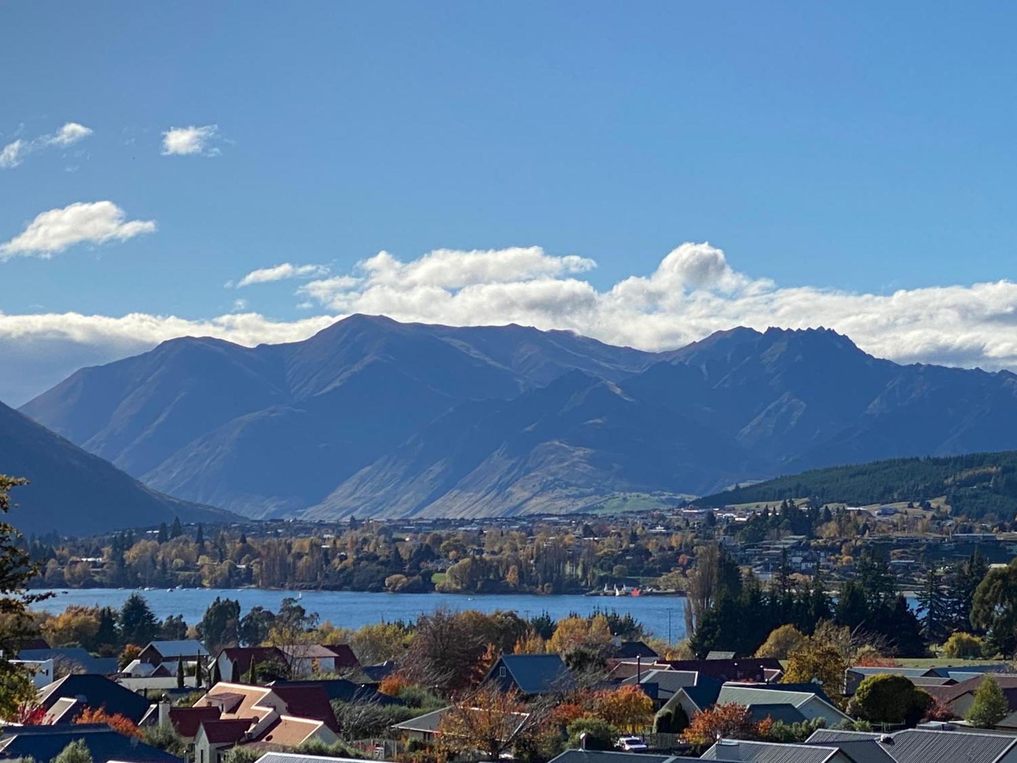 Lake Views - New Apartment With Room To Relax ワナカ エクステリア 写真