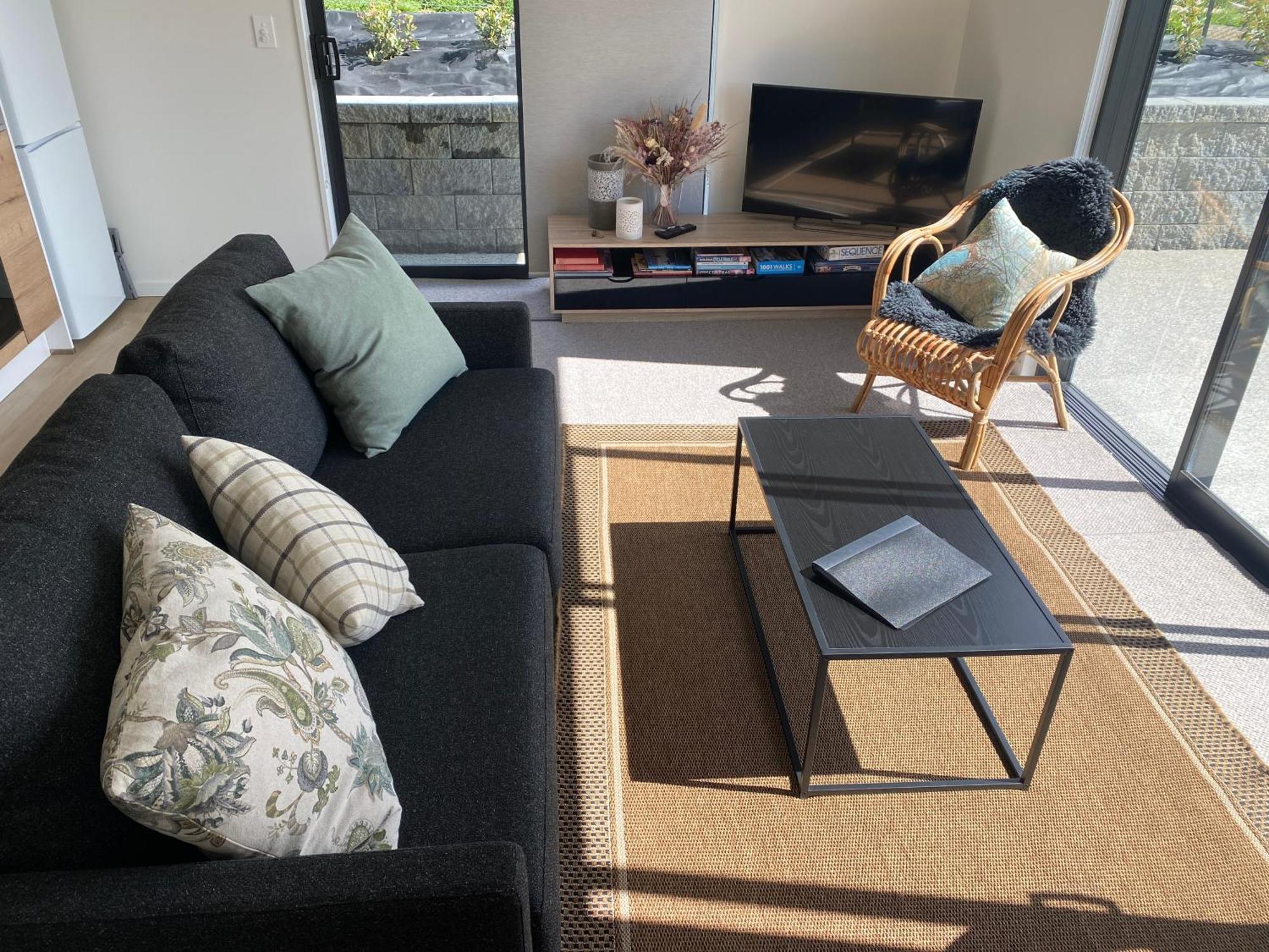 Lake Views - New Apartment With Room To Relax ワナカ エクステリア 写真