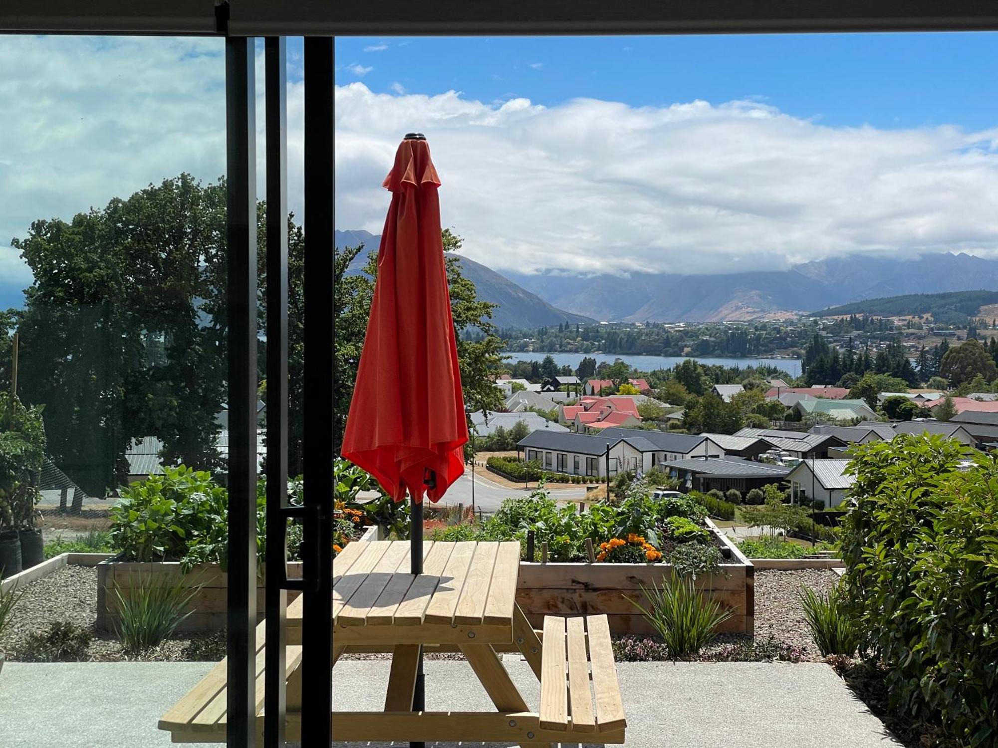 Lake Views - New Apartment With Room To Relax ワナカ エクステリア 写真